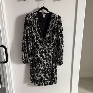 H&M Black and White Printed Long Sleeve Wrap Dress